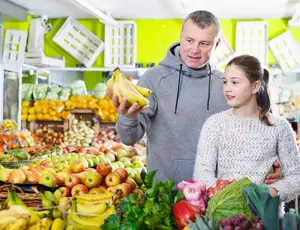 Father and daughter shopping for Food and Beverage products | Decarbonisation | Veolia Ireland