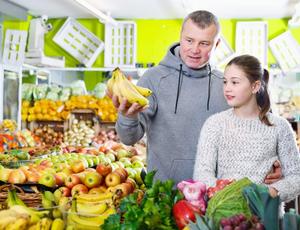 Father and daughter shopping for Food and Beverage products | Decarbonisation | Veolia Ireland