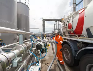Solvent waste recovery operative unloading waste from a tanker